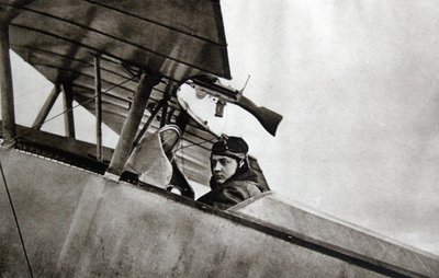 Guynemer in zijn Nieuport 10 gevechtsvliegtuig, 1916 door French Photographer